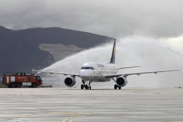 Imágenes de la inauguración del vuelo Frankfurt - Pamplona, que operará entre ambas ciudades 4 veces por semana.