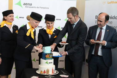 Imágenes de la inauguración del vuelo Frankfurt - Pamplona, que operará entre ambas ciudades 4 veces por semana.