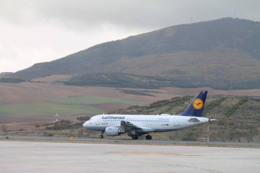 Imágenes de la inauguración del vuelo Frankfurt - Pamplona, que operará entre ambas ciudades 4 veces por semana.