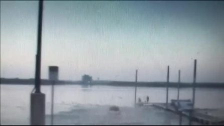 Conductor ebrio huye de la policía en Texas y termina con su coche en un lago