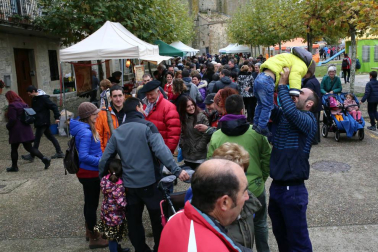 Como cada año por San Martín, esta pequeña localidad de la comarca de Aoiz multiplica sus apenas 400 habitantes, gracias a una tradición comercial centenaria