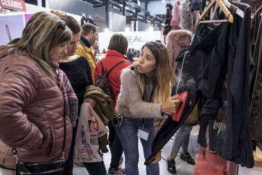 Imágenes de esta feria, con casi 500.000 artículos con descuentos de hasta el 80%, en más de 50 puestos de venta.