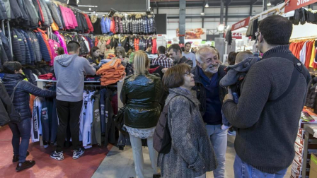 Imágenes de esta feria, con casi 500.000 artículos con descuentos de hasta el 80%, en más de 50 puestos de venta.