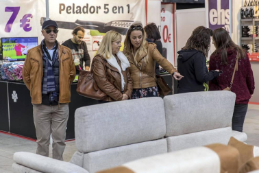 Imágenes de esta feria, con casi 500.000 artículos con descuentos de hasta el 80%, en más de 50 puestos de venta.