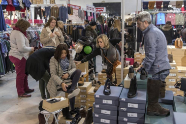 Imágenes de esta feria, con casi 500.000 artículos con descuentos de hasta el 80%, en más de 50 puestos de venta.