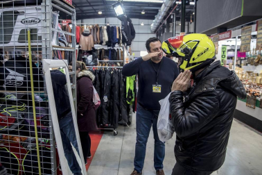Imágenes de esta feria, con casi 500.000 artículos con descuentos de hasta el 80%, en más de 50 puestos de venta.