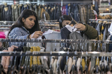 Imágenes de esta feria, con casi 500.000 artículos con descuentos de hasta el 80%, en más de 50 puestos de venta.