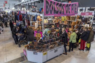 Imágenes de esta feria, con casi 500.000 artículos con descuentos de hasta el 80%, en más de 50 puestos de venta.