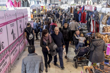 Imágenes de esta feria, con casi 500.000 artículos con descuentos de hasta el 80%, en más de 50 puestos de venta.