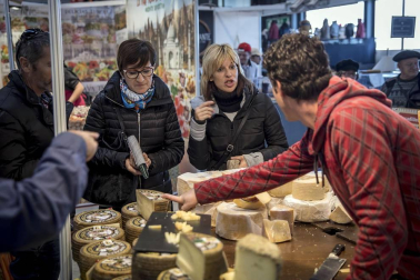 Imágenes de esta feria, con casi 500.000 artículos con descuentos de hasta el 80%, en más de 50 puestos de venta.
