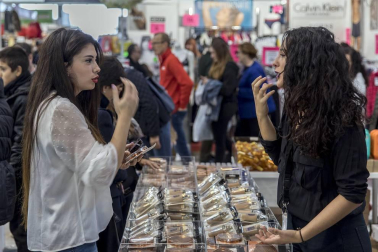 Imágenes de esta feria, con casi 500.000 artículos con descuentos de hasta el 80%, en más de 50 puestos de venta.