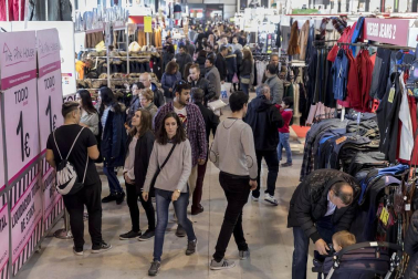Imágenes de esta feria, con casi 500.000 artículos con descuentos de hasta el 80%, en más de 50 puestos de venta.