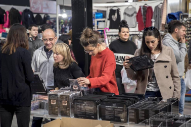 Imágenes de esta feria, con casi 500.000 artículos con descuentos de hasta el 80%, en más de 50 puestos de venta.