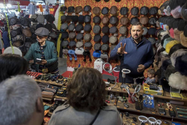 Imágenes de esta feria, con casi 500.000 artículos con descuentos de hasta el 80%, en más de 50 puestos de venta.