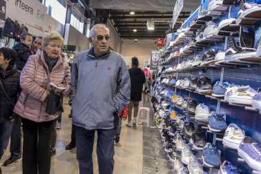 Imágenes de esta feria, con casi 500.000 artículos con descuentos de hasta el 80%, en más de 50 puestos de venta.