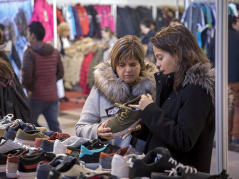 Imágenes de esta feria, con casi 500.000 artículos con descuentos de hasta el 80%, en más de 50 puestos de venta.