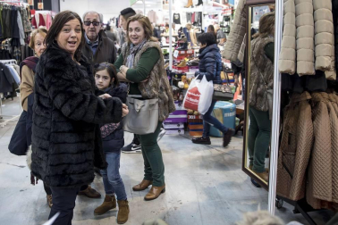 Imágenes de esta feria, con casi 500.000 artículos con descuentos de hasta el 80%, en más de 50 puestos de venta.
