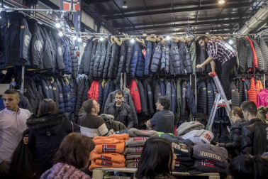 Imágenes de esta feria, con casi 500.000 artículos con descuentos de hasta el 80%, en más de 50 puestos de venta.