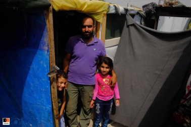 En Líbano una de cada cuatro personas son refugiadas. La mayoría vive en asentamientos ilegales. Un periodista de Diario de Navarra ha viajado a la frontera Siria junto a la ONG navarra Alboan para conocer los proyectos del servicio jesuita a refugiados (SJR) en este país y en Grecia.