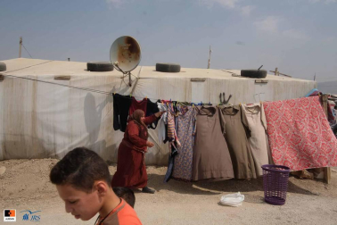 En Líbano una de cada cuatro personas son refugiadas. La mayoría vive en asentamientos ilegales. Un periodista de Diario de Navarra ha viajado a la frontera Siria junto a la ONG navarra Alboan para conocer los proyectos del servicio jesuita a refugiados (SJR) en este país y en Grecia.