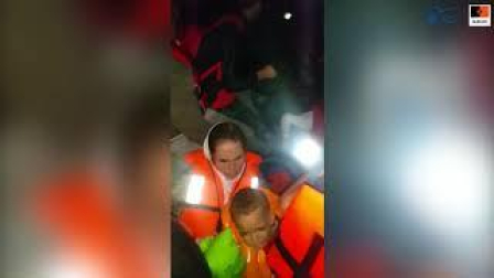 Travesía en lancha de Hatem y su familia hasta Grecia