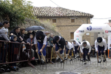 Artajona celebró este domingo el XXV aniversario de su primera carrera de layas. Por ello, este año se realizó, además, un homenaje a aquellos que participaron en estos 25 años