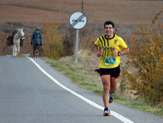 Este domingo se ha celebrado la segunda edición de la carrera Los Arcos-Viana, donde Eric Soria ha conquistado los 21 kilómetros bajando dos minutos la marca de la primera edición