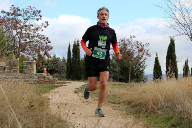 Este domingo se ha celebrado la segunda edición de la carrera Los Arcos-Viana, donde Eric Soria ha conquistado los 21 kilómetros bajando dos minutos la marca de la primera edición