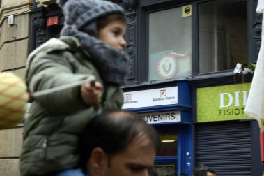 Imágenes del recorrido de los gigantes y cabezudos de Pamplona por San Saturnino