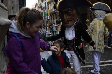 Imágenes del recorrido de los gigantes y cabezudos de Pamplona por San Saturnino