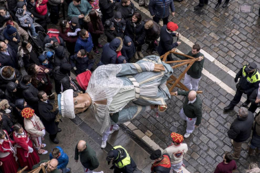 Imágenes del recorrido de los gigantes y cabezudos de Pamplona por San Saturnino