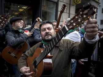 Imágenes del recorrido de los gigantes y cabezudos de Pamplona por San Saturnino