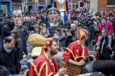 Imágenes del recorrido de los gigantes y cabezudos de Pamplona por San Saturnino