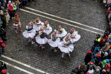 Imágenes del recorrido de los gigantes y cabezudos de Pamplona por San Saturnino