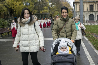 Imágenes del recorrido de los gigantes y cabezudos de Pamplona por San Saturnino