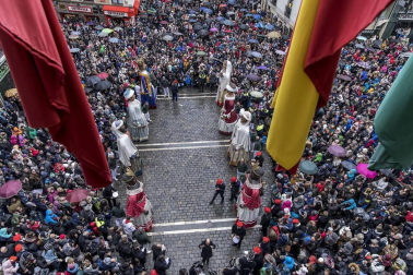 Imágenes del recorrido de los gigantes y cabezudos de Pamplona por San Saturnino