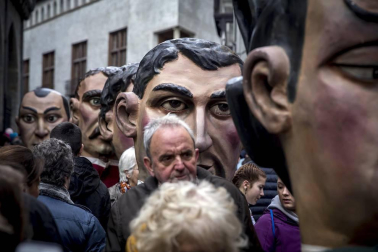 Imágenes del recorrido de los gigantes y cabezudos de Pamplona por San Saturnino
