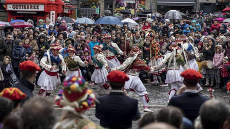 Imágenes del recorrido de los gigantes y cabezudos de Pamplona por San Saturnino