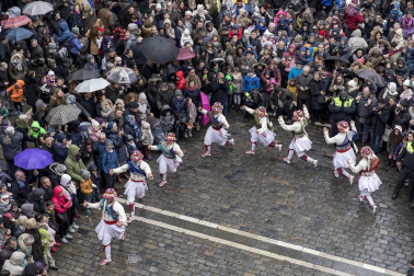Imágenes del recorrido de los gigantes y cabezudos de Pamplona por San Saturnino