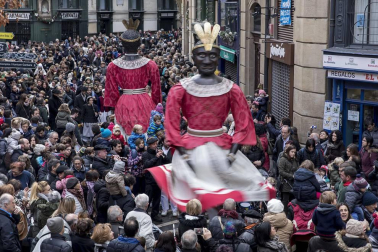 Imágenes del recorrido de los gigantes y cabezudos de Pamplona por San Saturnino