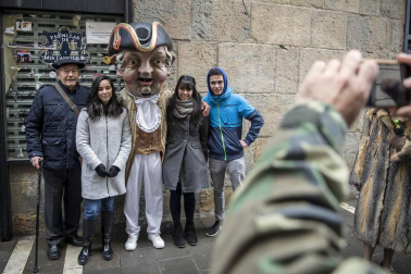 Imágenes del recorrido de los gigantes y cabezudos de Pamplona por San Saturnino