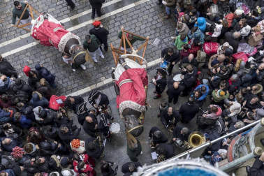 Imágenes del recorrido de los gigantes y cabezudos de Pamplona por San Saturnino