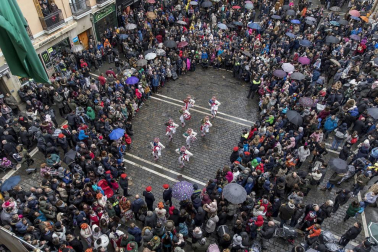 Imágenes del recorrido de los gigantes y cabezudos de Pamplona por San Saturnino