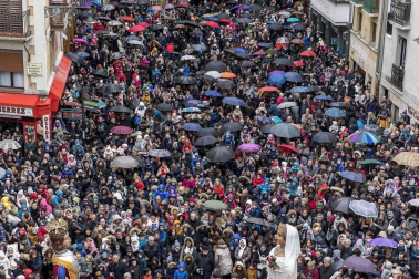 Imágenes del recorrido de los gigantes y cabezudos de Pamplona por San Saturnino