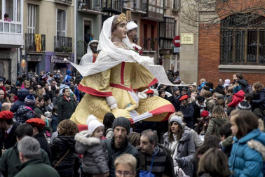 Imágenes del recorrido de los gigantes y cabezudos de Pamplona por San Saturnino