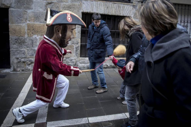 Imágenes del recorrido de los gigantes y cabezudos de Pamplona por San Saturnino