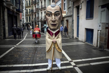 Imágenes del recorrido de los gigantes y cabezudos de Pamplona por San Saturnino