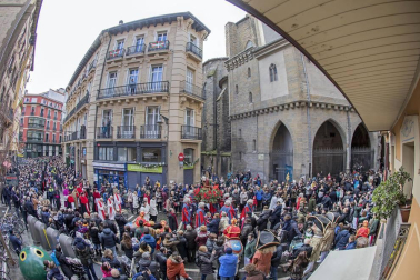 Imágenes del recorrido de los gigantes y cabezudos de Pamplona por San Saturnino
