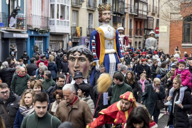 Imágenes del recorrido de los gigantes y cabezudos de Pamplona por San Saturnino
