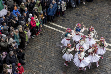 Imágenes del recorrido de los gigantes y cabezudos de Pamplona por San Saturnino